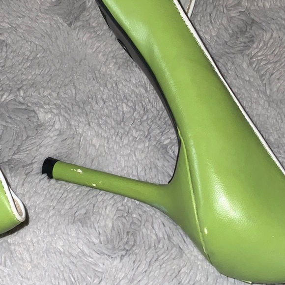 2/$20 Highlights Green Peep-Toe Heels with Bow Detail - Picture 7 of 14